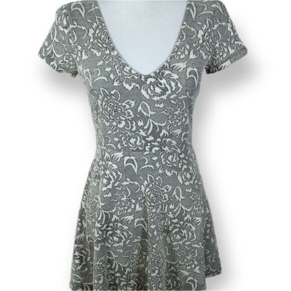 FOREVER 21 CREAM & BLACK FLORAL DRESS SZ.S EUC - Picture 1 of 7